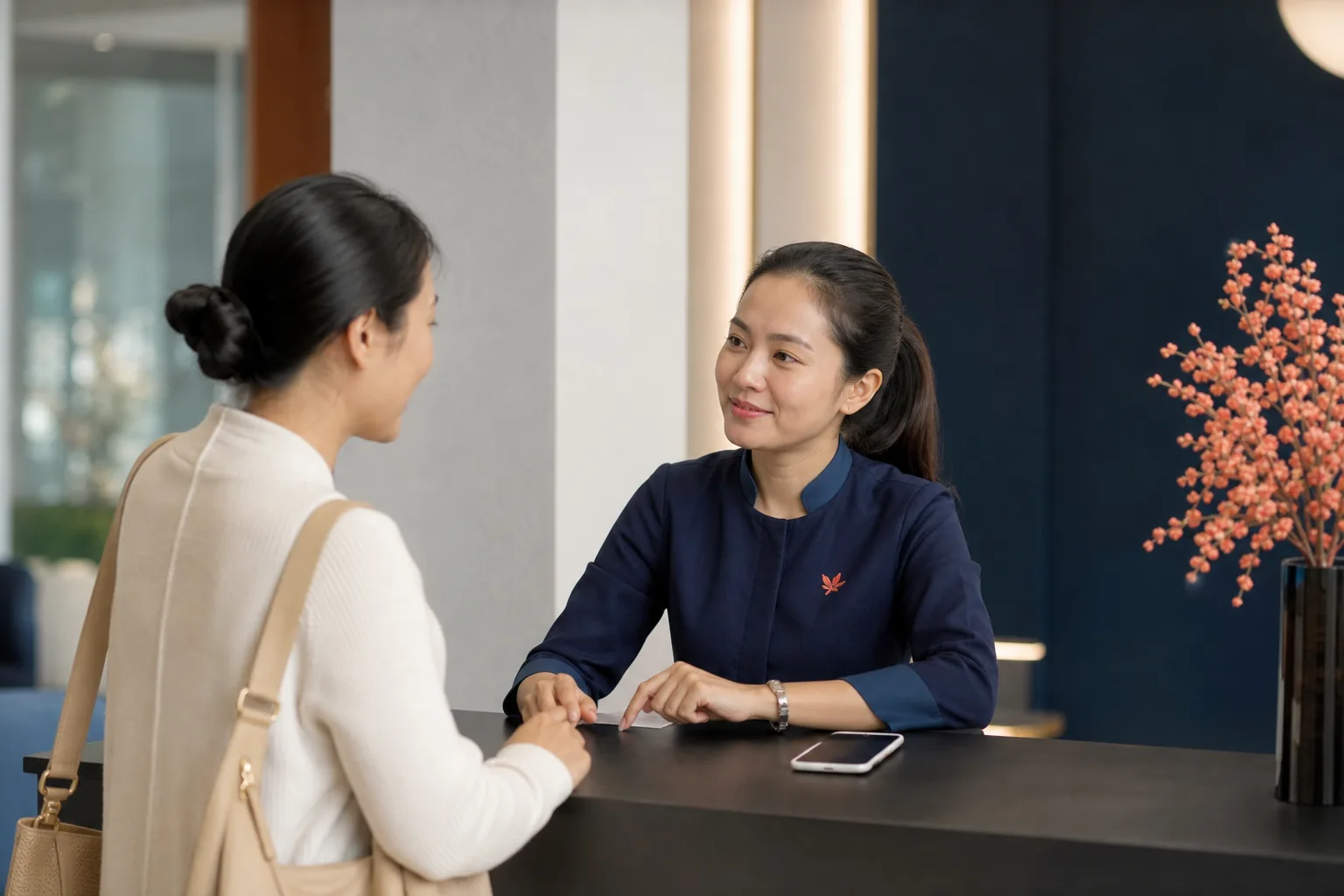 Nhân viên lễ tân nhận ra và tư vấn cho một khách hàng quay lại